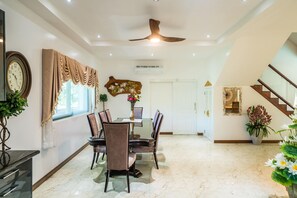 Villa Deluxe | Comedor