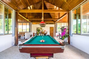 Deluxe Villa | Living room