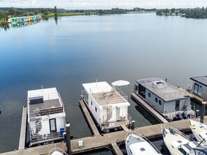 Marina - Modern houseboat with air conditioning in port (Maasbommel)