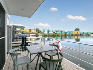 Outdoor dining - Modern houseboat with air conditioning in port (Maasbommel)
