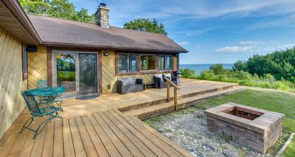 Idyllic Sturgeon Bay Cabin w/ Fire Pit + View