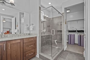 Badewanne, Haartrockner, Handtücher