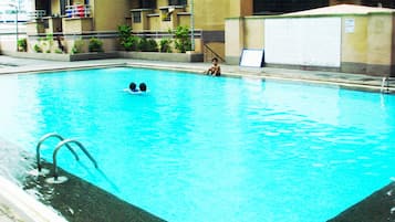 Kolam renang atas bumbung