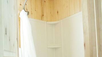 Combined shower/bathtub, towels