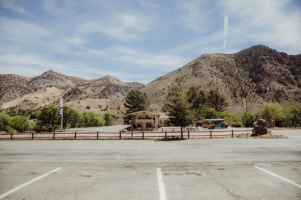 Property grounds - 0124) Candy Suite 124 (Sevier)