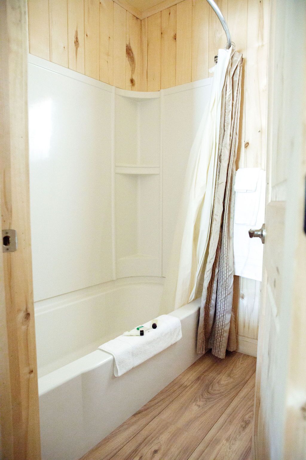 Ensemble baignoire-douche, serviettes fournies