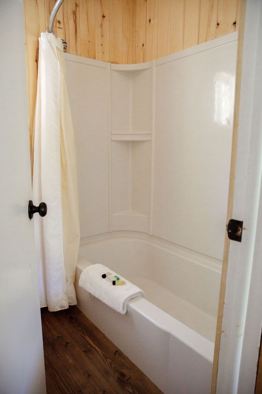 Ensemble douche/baignoire, serviettes fournies