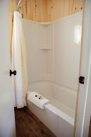 Combined shower/tub, towels - 0126) Candy Suite 126 (Sevier)