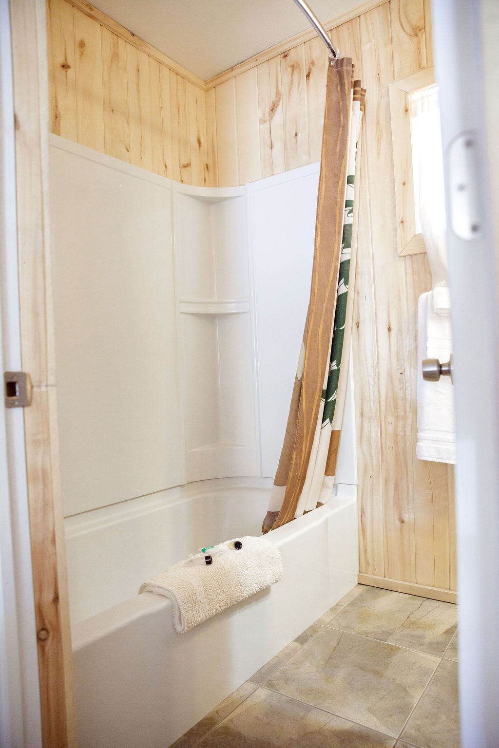 Combined shower/tub, towels