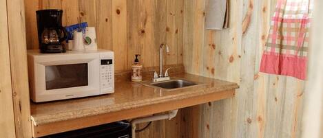 Frigorífico, microondas y cafetera o tetera