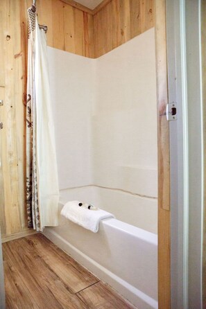 Ensemble douche/baignoire, serviettes fournies