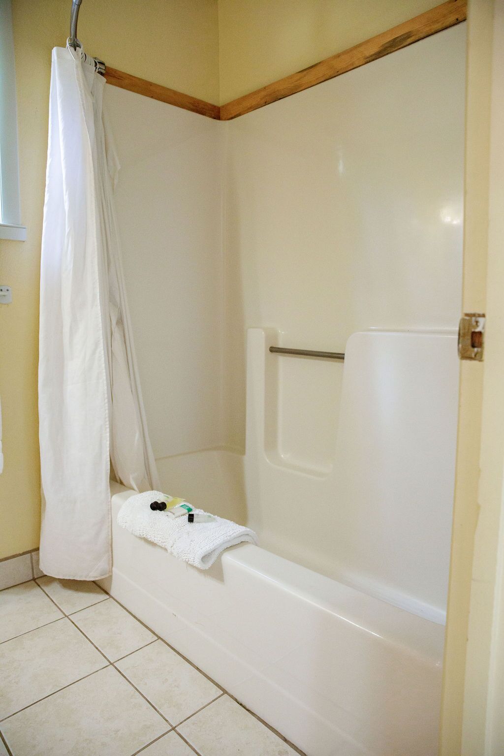 Combined shower/bathtub, towels