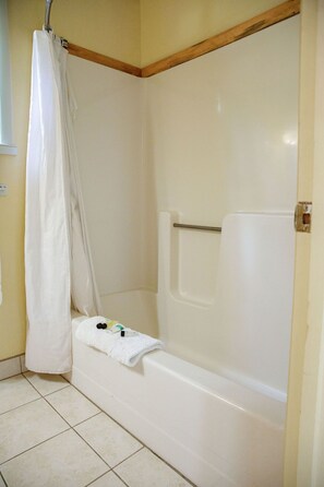 Bañera con ducha, toallas