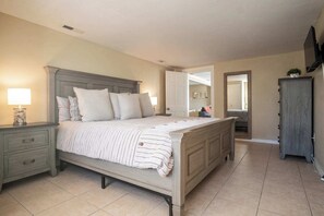 2 bedrooms, iron/ironing board, travel crib, free WiFi - King bed, close to Siesta, Lido, and Downtown Sarasota! (Sarasota)