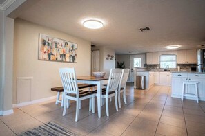 Dining - King bed, close to Siesta Beach, Lido, and Downtown Sarasota! (Sarasota)