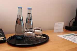 Two bottles of Villeroy & Boch Champagne on a tray with two glasses and a spoon. - Gasthaus Heiko Sieb (Wischhafen)