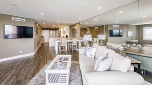 Un salón amplio con un sofá grande, una mesa de centro y un comedor con sillas y una mesa.