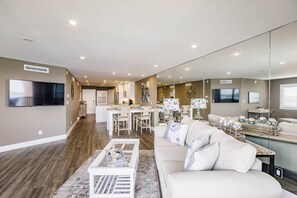 Televisión de pantalla plana y chimenea