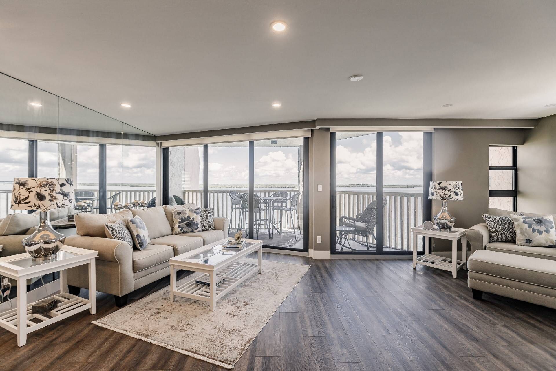 Televisión de pantalla plana y chimenea 