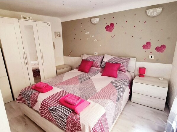2 bedrooms, WiFi, bed sheets