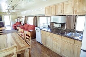 雪櫃、微波爐、焗爐、爐具