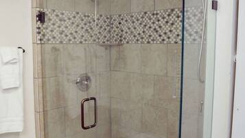 淋浴設備、提供毛巾