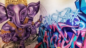 Ein Zimmer mit einer Elefanten-Mural und farbenfroher Graffiti-Kunst.