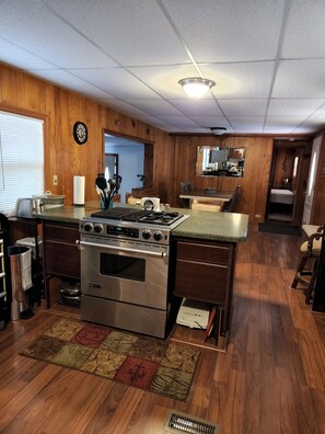 Refrigerador, microondas, horno y parrilla de estufa 