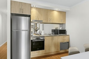 Microondas, placa de cocina, lavavajillas