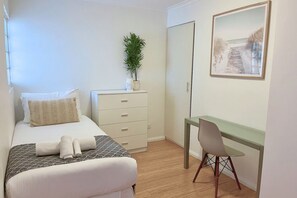 1 habitación, tabla de planchar con plancha, wifi y ropa de cama 