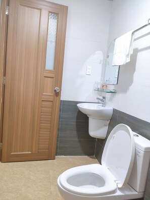 Combined shower/tub