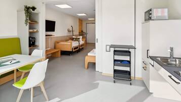 KĂŒhlschrank, Mikrowelle, Ofen, Herdplatte