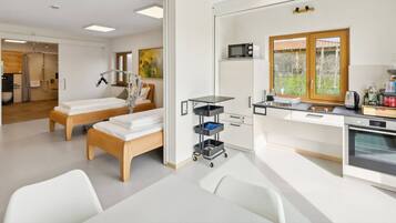 KĂŒhlschrank, Mikrowelle, Ofen, Herdplatte