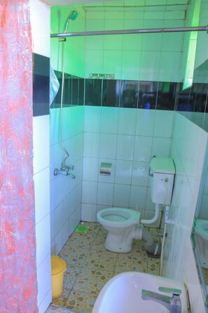 Shower, slippers, towels - Precise Hotel (Kampala)