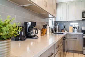 Fridge, microwave, oven, stovetop - COMFY STAY| NEW & CLEAN| 10 MINS DISNEY| DOWNTOWN (Fullerton)