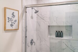 Combined shower/tub, hair dryer, towels, soap - COMFY STAY| NEW & CLEAN| 10 MINS DISNEY| DOWNTOWN (Fullerton)