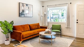 Smart TV, Netflix, Hulu, streaming services