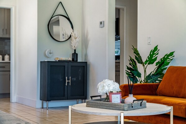 Smart TV, Netflix, Hulu, streaming services - COMFY STAY| NEW & CLEAN| 10 MINS DISNEY| DOWNTOWN (Fullerton)