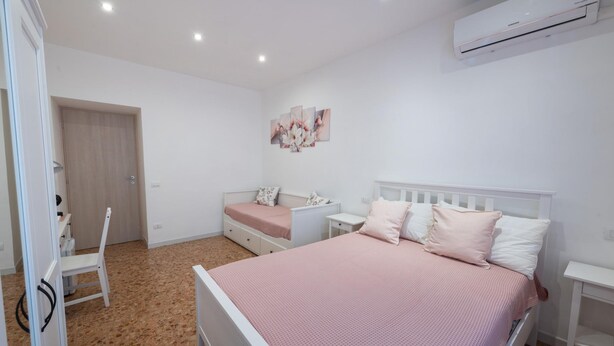 Unclassified image, 1 of 19, button - Casa Rosa Beige e Blu (Rome)