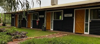 Shearer's Quarters (Private Room) - Budget-Friendly, Family Rooms With 1 Double & 2 Single Bunk Beds