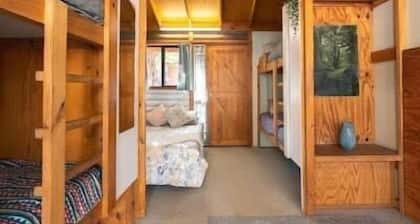 Shearer's Quarters (Private Room) - Budget-Friendly, Family Rooms With 1 Double & 2 Single Bunk Beds