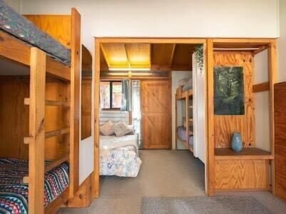 Shearer's Quarters (Private Room) - Budget-Friendly, Family Rooms With 1 Double & 2 Single Bunk Beds