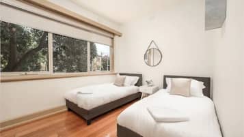 2 Schlafzimmer, Schreibtisch, Bügeleisen/Bügelbrett, Reisekinderbett
