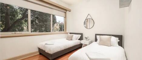 2 Schlafzimmer, Schreibtisch, Bügeleisen/Bügelbrett, Reisekinderbett
