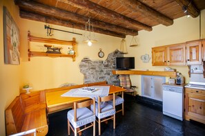 Panoramic House | Private kitchen | Fridge, oven, stovetop, cookware/dishes/utensils