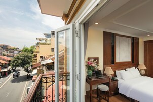 Habitación junior, 1 cama de matrimonio grande, vistas a la ciudad | Terraza o patio