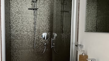 Dusche, Haartrockner, Handtücher, Seife