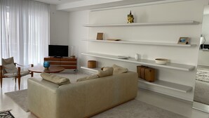 تلفزيون، تنس طاولة، كُتُب
