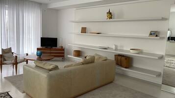 Fernseher, Tischtennisplatte, Bücher