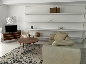 TV, tavolo da ping pong, libri